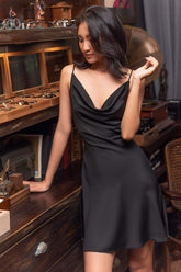 Robe en soie coupée en biais avec décolleté bénitier et bretelles réglables pour un style de soirée élégant